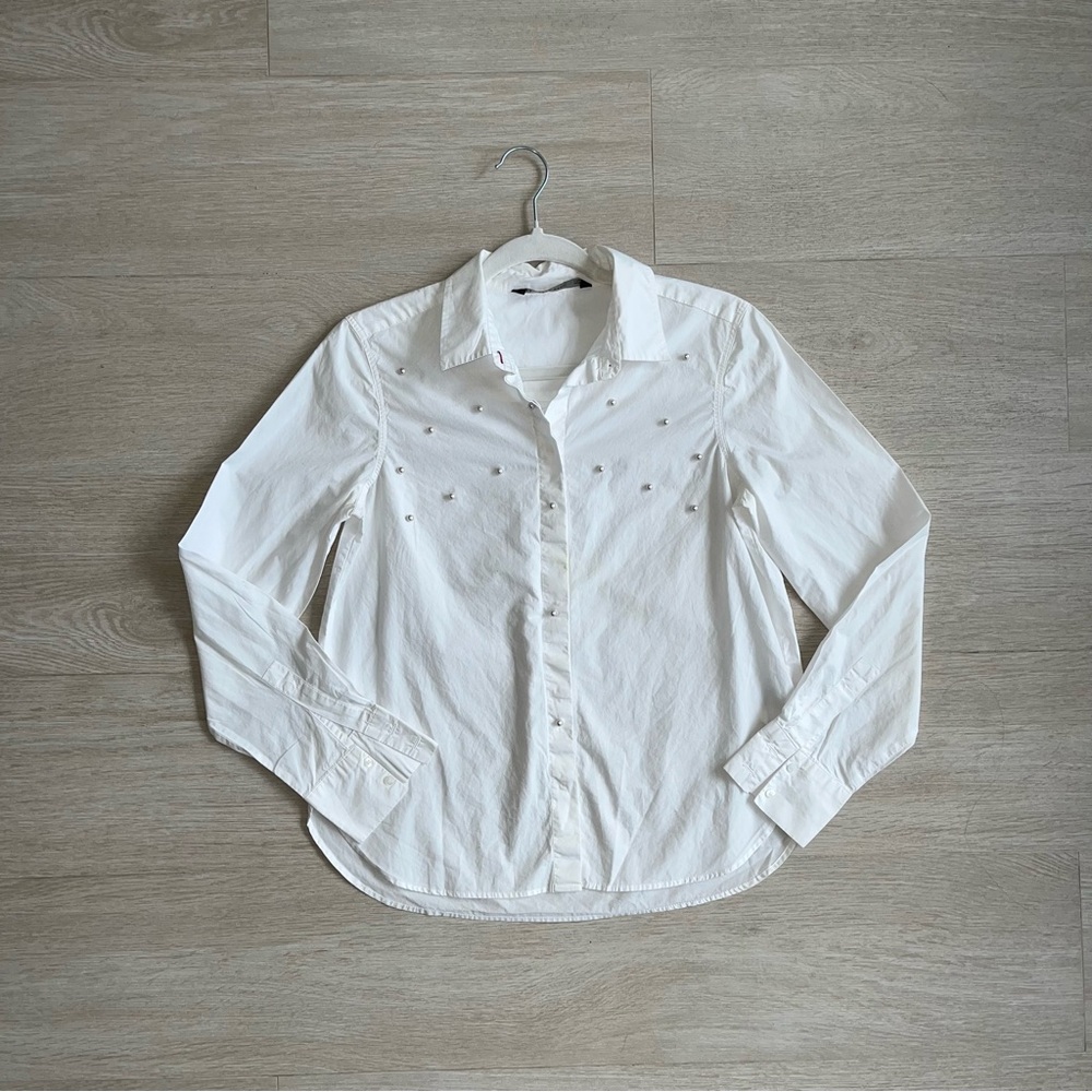 White cotton button up shirt with pearls. Zara basic collection. 100% cotton. S